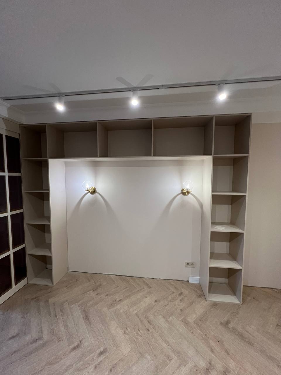 Стеллаж-ниша под кровать Бежевый + Золотые бра